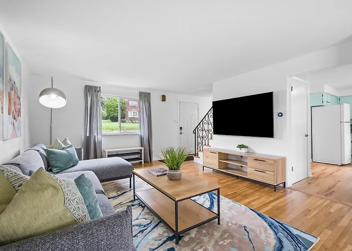 Modern And Spacious House * Pittsburgh