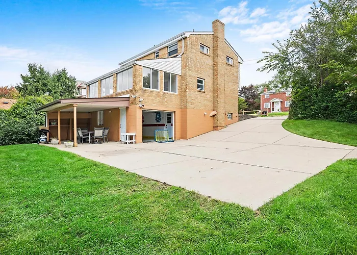 Modern And Spacious House