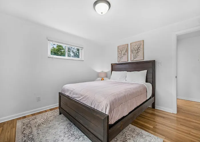 Holiday home Modern And Spacious House Pittsburgh