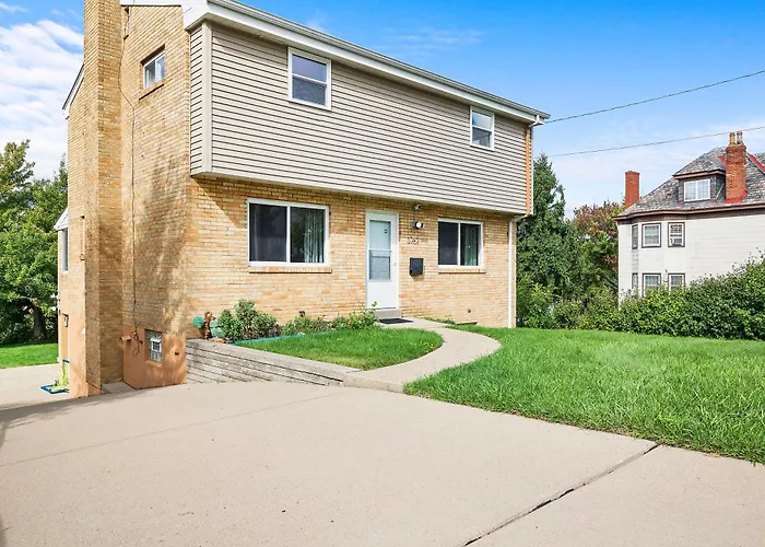 Modern And Spacious House * Pittsburgh